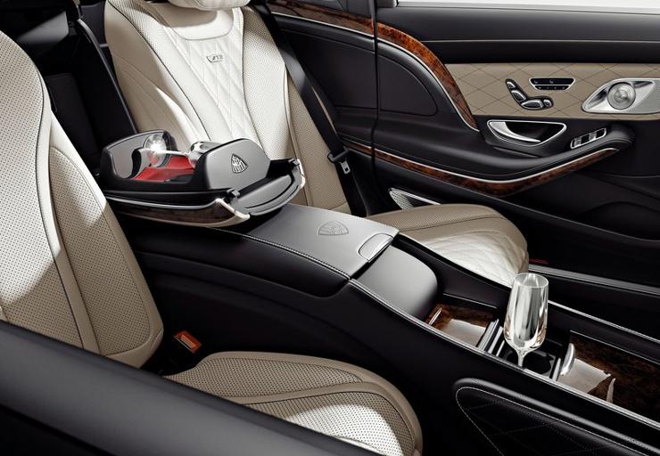 Το ντουλαπάκι αυτό είναι το ψυγείο αλλά και ο χώρος που βρίσκονται τα ποτήρια της... σαμπάνιας!