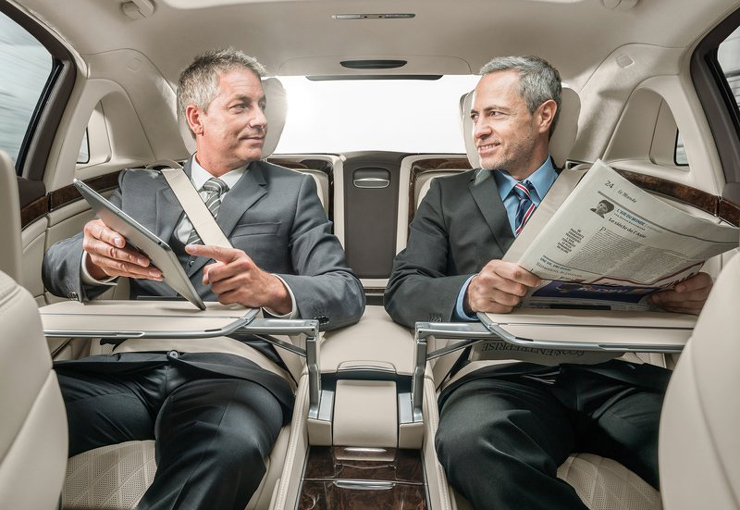 Σε ένα τέτοιο αυτοκίνητο χαίρεσαι να κάθεσαι στις πίσω θέσεις. Για όσους δεν γνωρίζουν η.. 'πρωθυπουργική' είναι η πίσω και δεξιά...