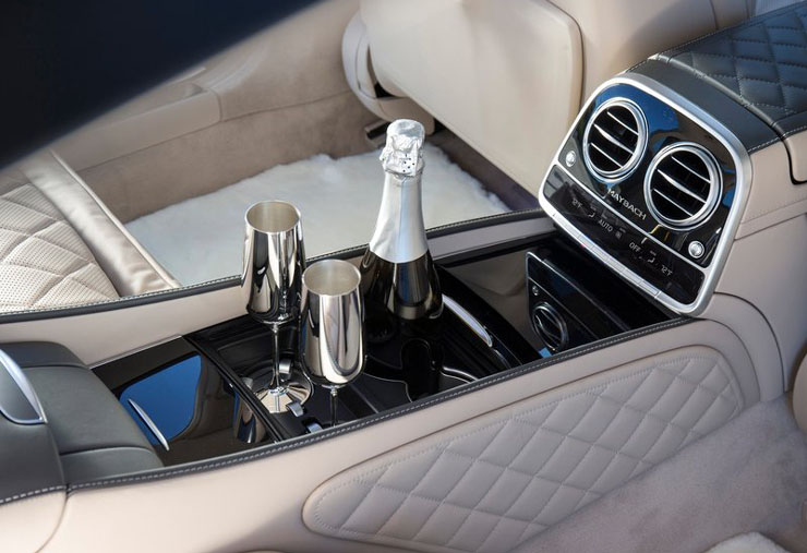 Μία σαμπάνια δεν λείπει από το εσωτερικό...