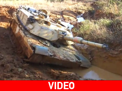 Κόλλησε με το τανκς στη λάσπη…