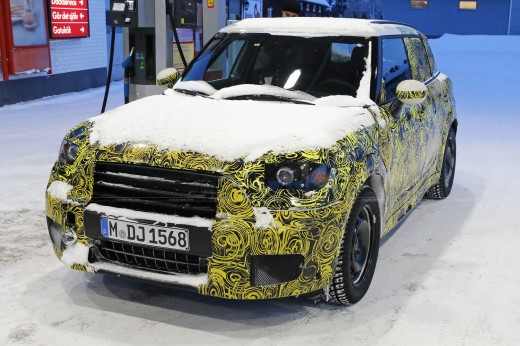 Κάτω από αντίξοες καιρικές συνθήκες γίνινται οι δοκιμές εξέλιξης ενός κανούργιου αυτοκινήτου...