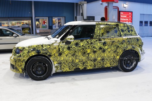 Ο φακός απαθανάτισε το καμουφλαρισμένο Mini Countryman σε πρατήριο υγρών καυσίμων...