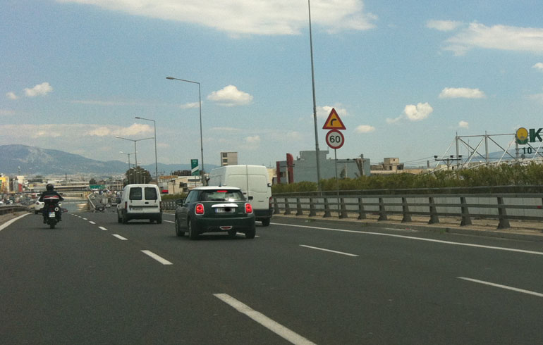 Με Mini Cooper εθεάθη να κυκλοφορεί ο Αλέξανδρος Μανιατόπουλος...