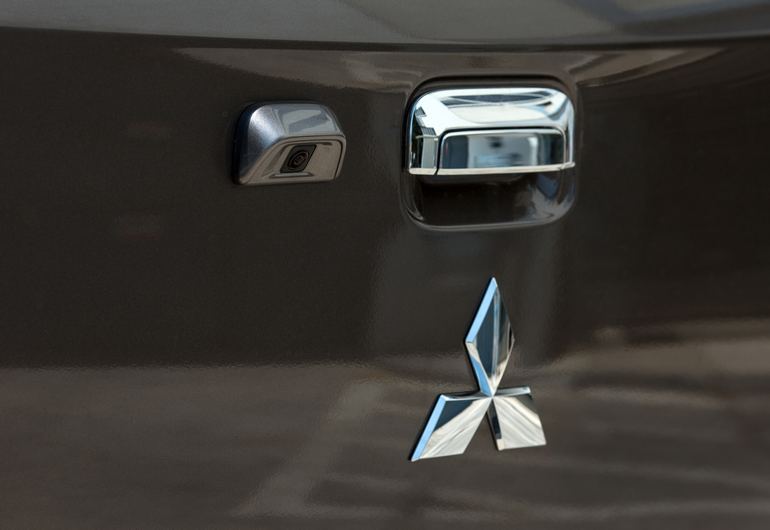 Ακόμα και... κάμερα έχει το L200 στο πίσω μέρος!