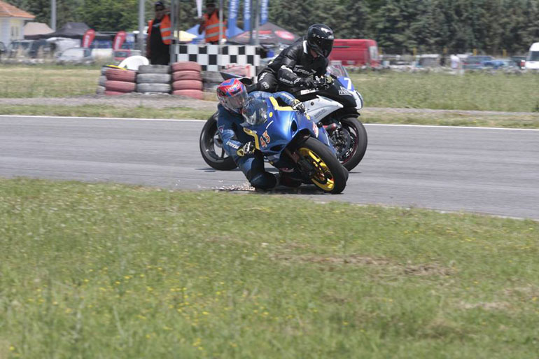 Ο αναβάτης της μπλε μοτοσικλέτας το χάνει και η πτώση αρχίζει...