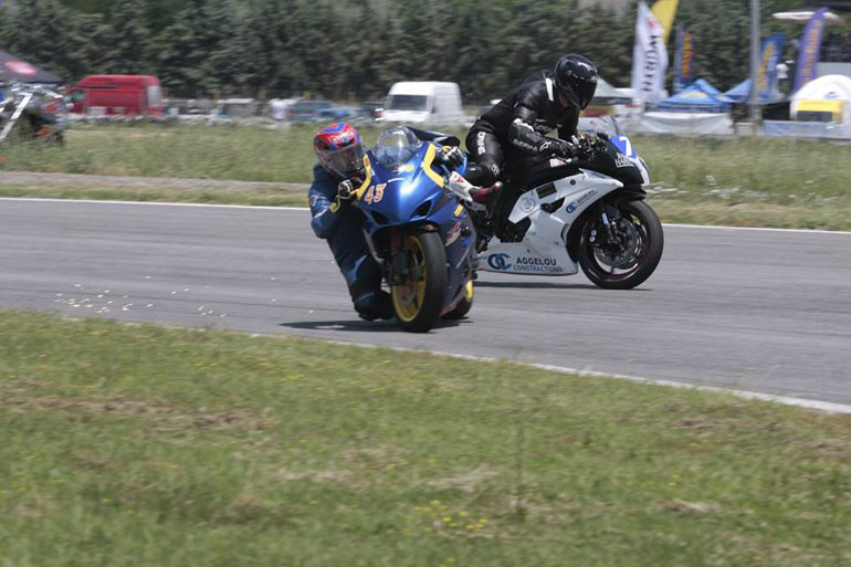 Παρά τις προσπάθειες που κάνει η μοτοσικλέτα δε λέει να.. υπακούσει!