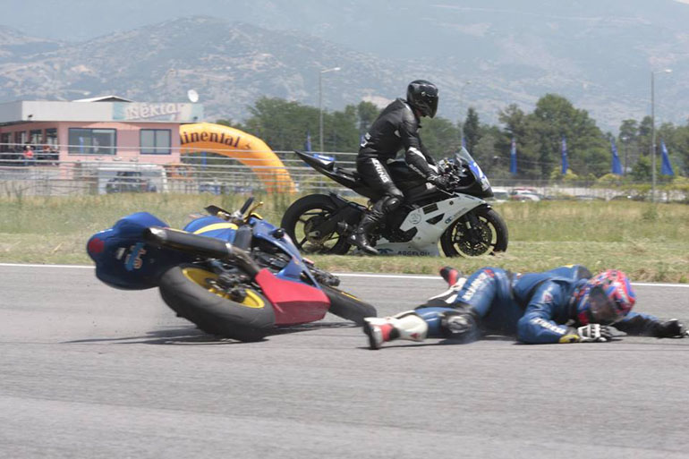 Ο αναβάτης σηκώνεται στον αέρα και πέφτει με δύναμη στην πιστα ενώ την ίδια ώρα η μοτοσικλέτα του σέρνεται...