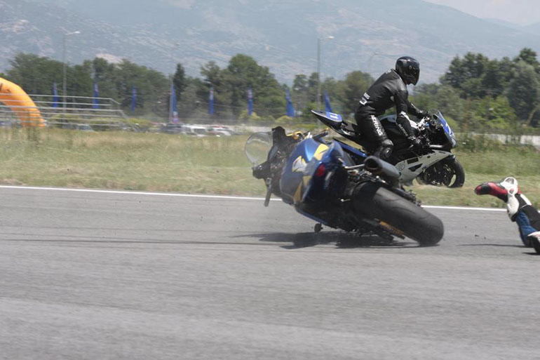 Αναβάτης και μοτοσικλέτα γλιστρούν στην πίστα ενώ ένας δεύτερος αναβάτης για να αποφύγει στην σύγκρουση βγαίνει εκτός...