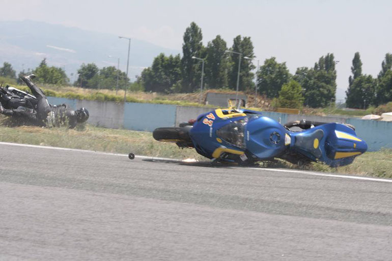 Μία άτυχη στιγμή και δύο αθλητές βρίσκονται στο έδαφος... Ευτυχώς χωρίς απρόοπτα...