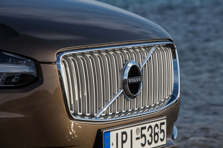 Νέα τεράστια επιβλητικήη μάσκα με το λογότυπο της μάρκας...