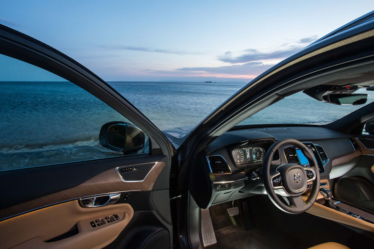 Ανοίγεις την πόρτα και καταλαβαίνεις με τι αυτοκίνητο έχεις να κάνεις...