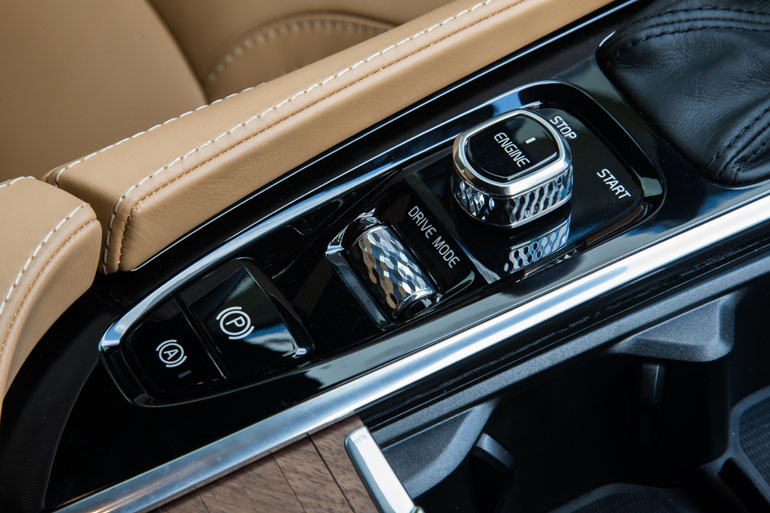 Άλλο επίπεδο... Χειριστήρια για έναρξη κινητήρα και αλλαγή στον τρόπο οδήγησης. Τα κουμπιά μοιάζουν με έργα τέχνης.