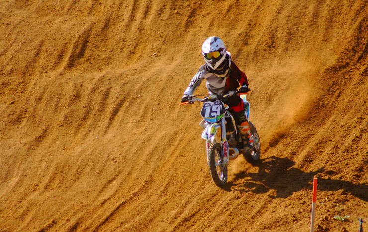 Ο πιτσιρικάς ξεκίνησε να τρέχει φέτος στους αγώνες Motocross