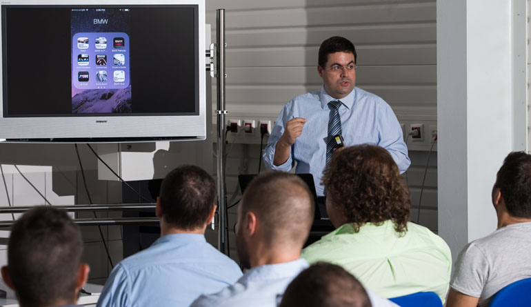 Ο Νίκος Νικολαΐδης είναι εκπαιδευτής στο BMW Training Centre. Έχει την ικανότητα, τα δύσκολα να τα κάνει και να τα λέει εύκολα... 