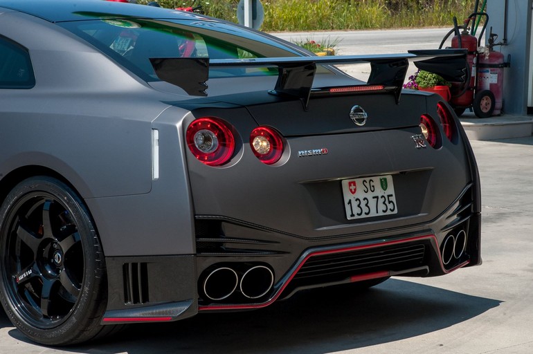 Η πίσω αεροτομή από ανθρακονήματα παράγει 100 κιλά κάθετης αεροδυναμικής πίεσης