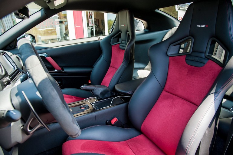 Τα καθίσματα έχουν την υπογραφή της Recaro