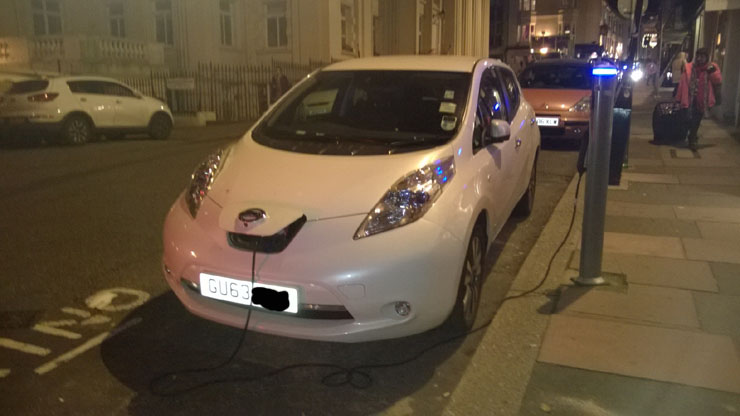 Στο δρόμο φορτίζουν τα ηλεκτρικά αυτοκίνητα...