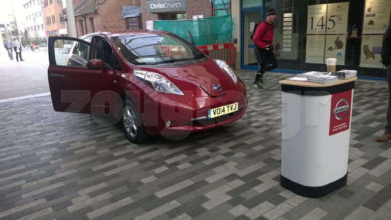 Το Nissan Leaf σε πεζόδρομο του Λονδίνου...