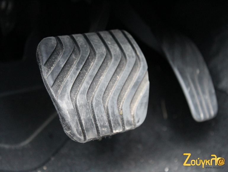 Τα πεντάλ συγκεντρώνουν άμμο και... σκόνη. Τα καθαρίζουμε με το πινέλο της ζαχαροπλαστικής.