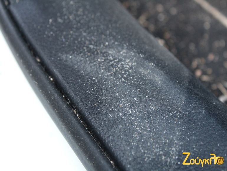 Με ένα πινελάκι ζαχαροπλαστικής καθαρίζουμε την άμμο στα δύσκολα σημεία καθώς αν χρησιμοποιήσουμε την ηλεκτρική σκούπα σε αυτά πιθανότατα να γρατσουνίσουμε το χρώμα του αυτοκινήτου