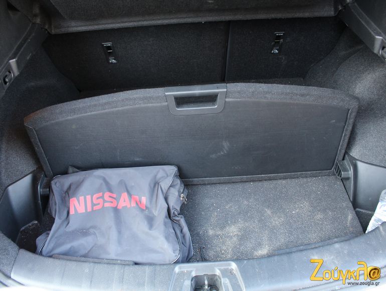 Ο χώρος των αποσκευών αλλάζει όψη κατά τη διάρκεια των διακοπών. Τον καθαρίζουμε με ηλεκτρική σκούπα. Δεν ξεχνάμε να καθαρίσουμε και το χώρο της ρεζέρβας καθώς η άμμος 'καραδοκεί' για να προκαλέσει δυσοσμίες και βακτηρίδια. 