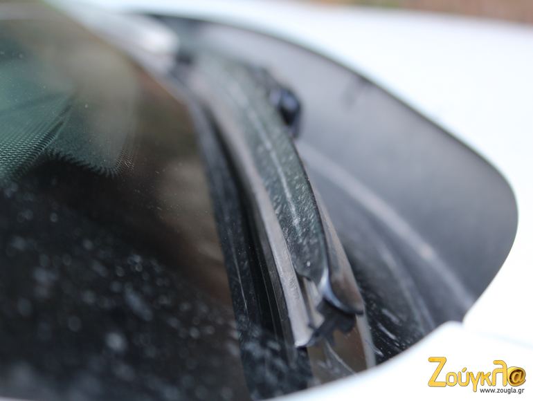 Με το εξωτερικό πλύσιμο θα ξεπλυθούν και οι υαλοκαθαριστήρες. Το καλύτερο όμως που έχουμε να κάνουμε είναι να τους βγάλουμε και να τους σαπουνίσουμε