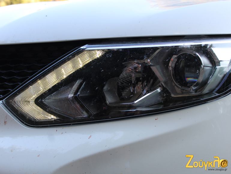 Τα φωτιστικά σώματα θέλουν καλό καθαρισμό από τα μυγάκια και τα κουνούπια που έχουν κολλήσει πάνω τους