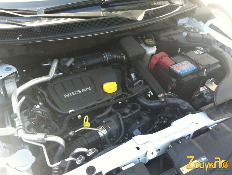 Ανοίγουμε το καπό και επιθεωρούμε τον χώρο του κινητήρα με έλεγχο λιπαντικών, κατάστασης της μπαταρίας, πλυστικό υγρό του παρμπρίζ αλλά και καθαρίζουμε από πευκοβελόνες και φύλλα λοιπών δένδρων τους αεραγωγούς που πιθανόν να έχουν φράξει