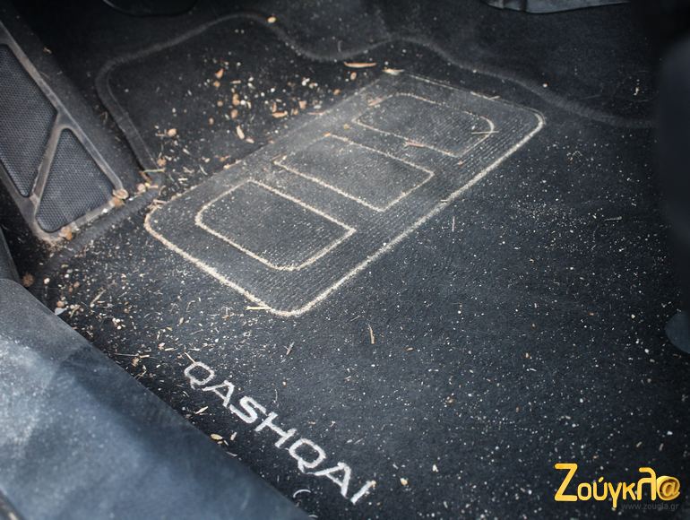 Η άμμος από τα πατάκια φεύγει με καλό τίναγμα και με χρήση της ηλεκτρική σκούπας