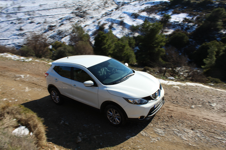 Το ύψος του Qashqai είναι τέτοιο που περνά άνετα από κάθε δυσκολία του εδάφους...