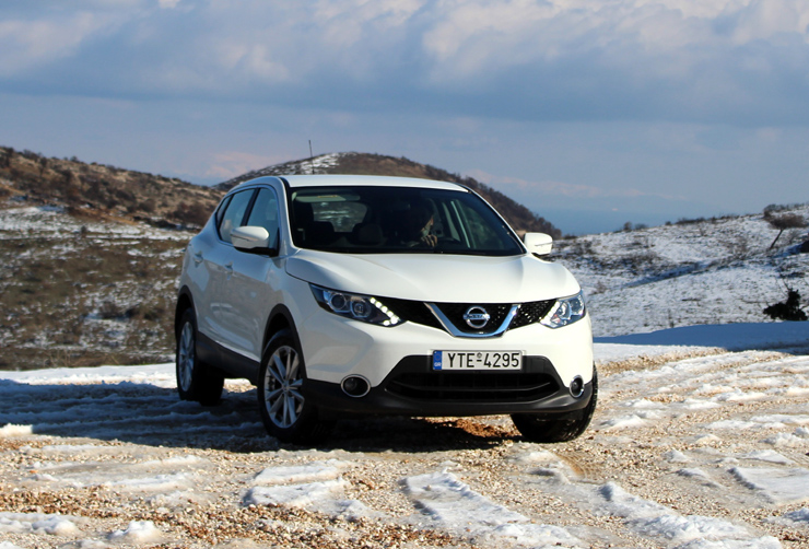 H μεγάλη έκπληξη ήρθε από το Nissan Qashqai το οποίο ο ΣΕΑΑ το κατατάσσει σε αυτή την κατηγορία (και όχι στα SUV-4x4). Το ιαπωνικό όχημα ελευθέρου χρόνου κατάφερε να περάσει ακόμα και το VW Golf έχοντας 2.085 ταξινομήσεις έναντι 1955 του γερμανικού μοντέλου. Στην τρίτη θέση βρέθηκε το Toyota Auris με 1.606 πωλήσεις. 