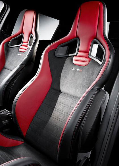 Καθίσματα με πολύ καλή πλευρική στήριξη...