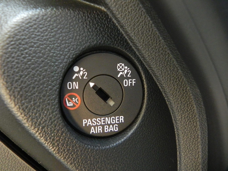 Από αυτόν τον διακόπτη απενεργοποιούμε τον εμπρός αερόσακο. αυτό το κάνουμε μόνο όταν το παιδικό κάθισμα κοιτάζει ανάποδα (αυτά που χρησιμοποιούν τα νεογένητα) και όχι όταν το παιδικό κάθισμα 'κοιτάζει' προς τα εμπρός.