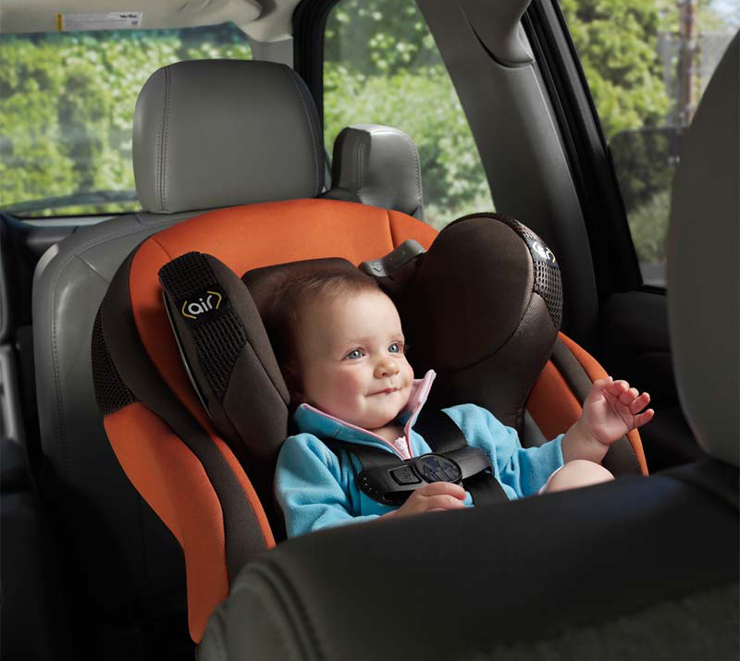 Τα καθίσματα που κοιτάζουν τα παιδιά προς τα πίσω επιτρέπονται και μπροστά αρκεί να έχει απενεργοποιηθεί ο αερόσακος...