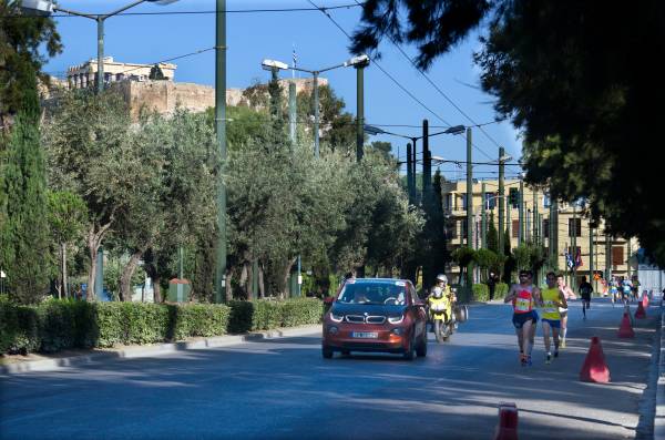 Το ηλεκτρικό BMW i3 θα συνοδεύει του αθλητές που τα τρέξουν στον Αυθεντικό Μαραθώνιο