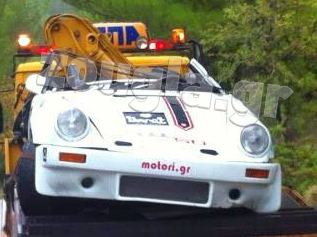 Η διαλυμένη Porsche RSR στον γερανό της ΕΛΠΑ..