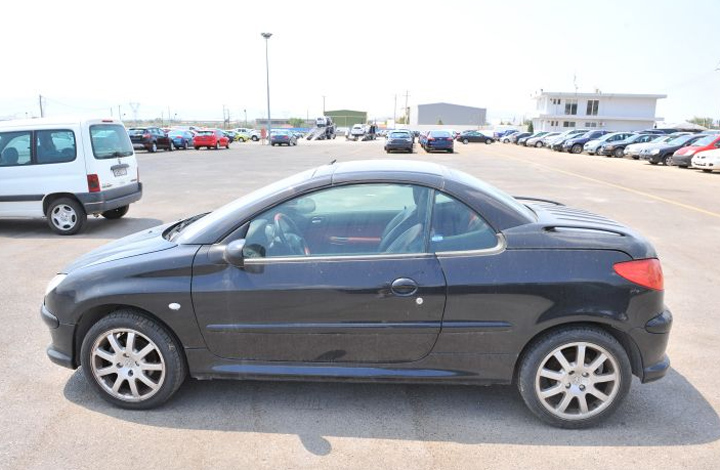 Αυτό το Peugeot 206 cabrio πωλείται για 1.500 ευρώ...