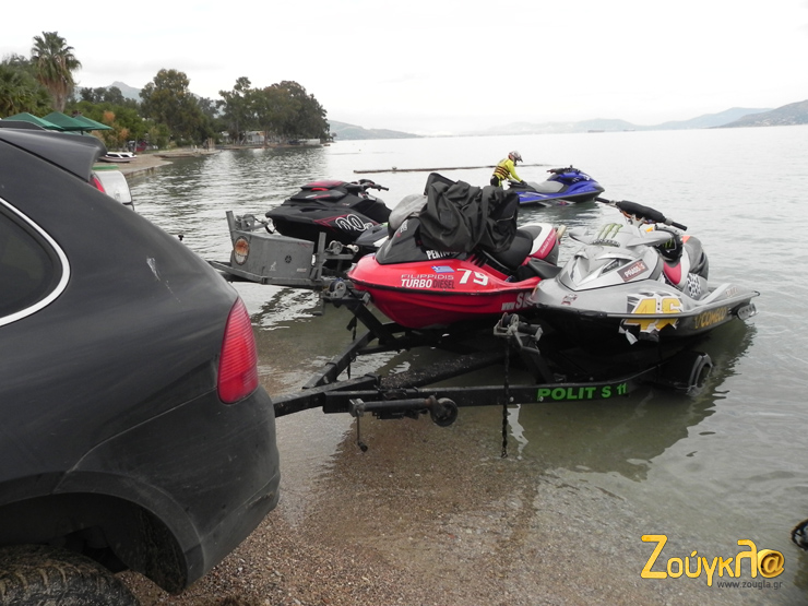 Το συγκεκριμένο Cayenne είναι και από τα λίγα που ο ιδιοκτήτης του του δίνει και καταλαβαίνει... Όπως βλεπετε στην φωτογραφία όχι μόνο τραβά δύο Jet Ski αλλά είναι σχεδόν μέσα στο νερό!!!