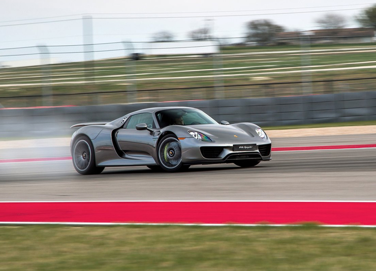 Με συνολικά 887 ίππους κάνεις ότι θέλεις...