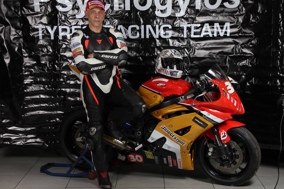 Κάποτε έδινε το παρών σε όλα τα γνωστά σημεία (Αύρα,Amstel,Λιμανάκια, Βούτα)... Τώρα εκπροσωπεί την Ελλάδα στον πιο δύσκολο αγώνα μοτοσικλέτας του κόσμου...