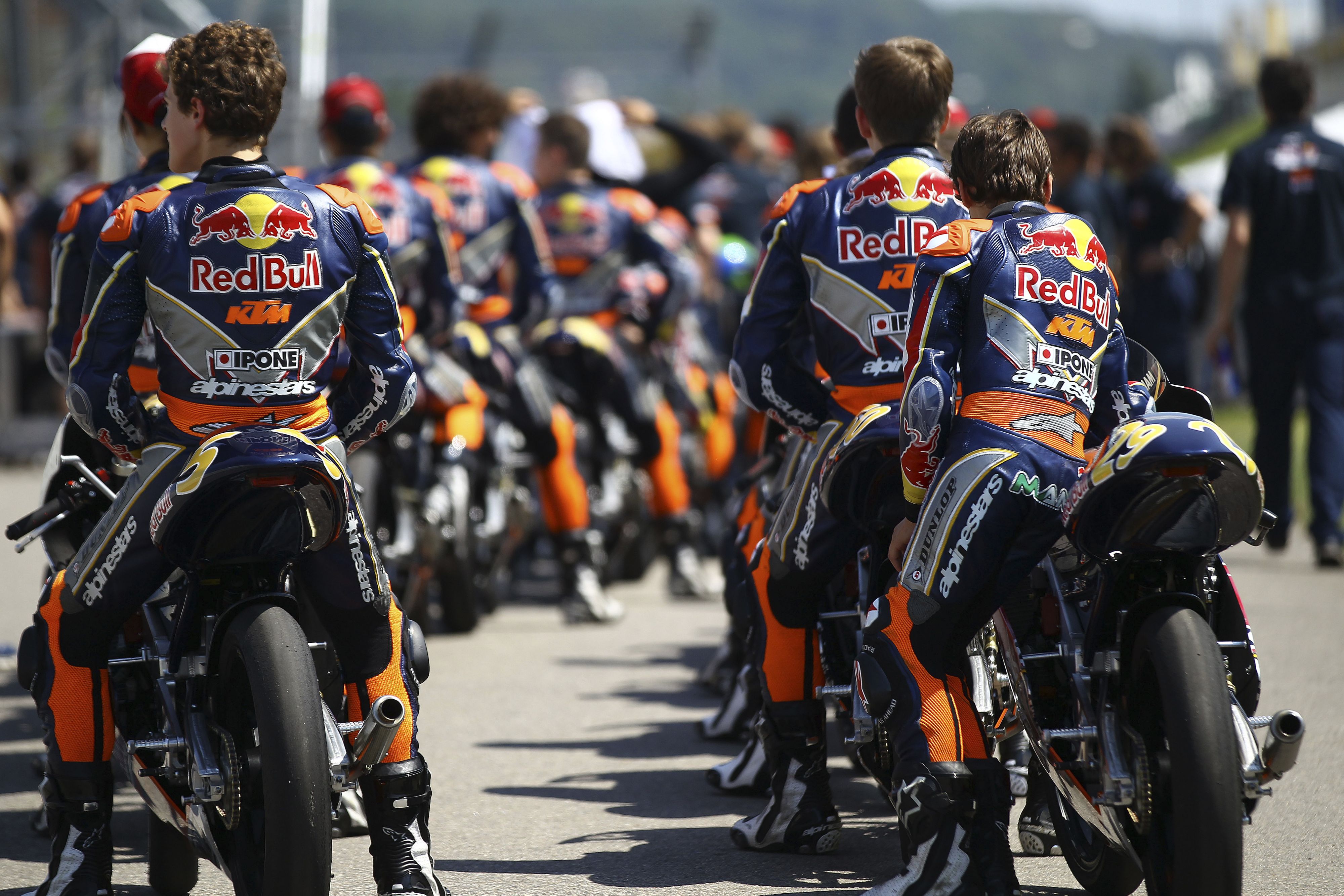 Οι δύο Έλληνες αναβάτες ετοιμάζονται για τα προκριματικά του κορυφαίου θεσμού...