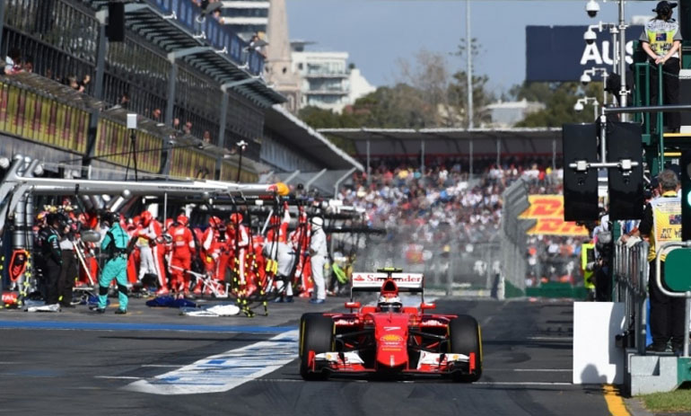 Ο Raikkonen βγαίνει από τα πιτς και λίγο αργότερα εγκαταλείπει
