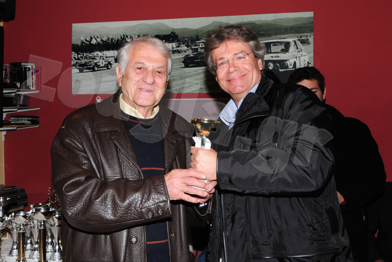 O τεράστιος Γιώργος Ραπτόπουλος σε απονομή της λέσχης κλασικών αυτοκινήτων Microcars Club...