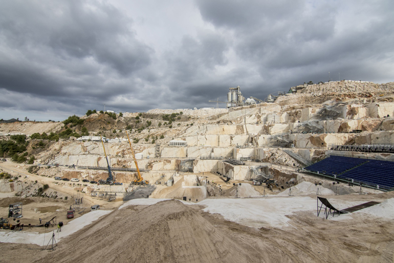 350x230 μέτρα με βάθος 80 μέτρα είναι οι διαστάσεις της πίστας