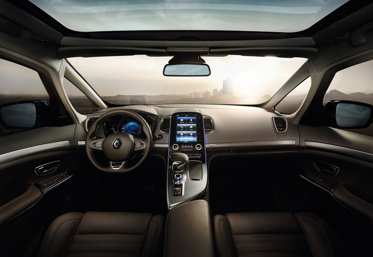 Οι γυάλινες επιφάνειες φροντίζουν για την φωτεινή καμπίνα