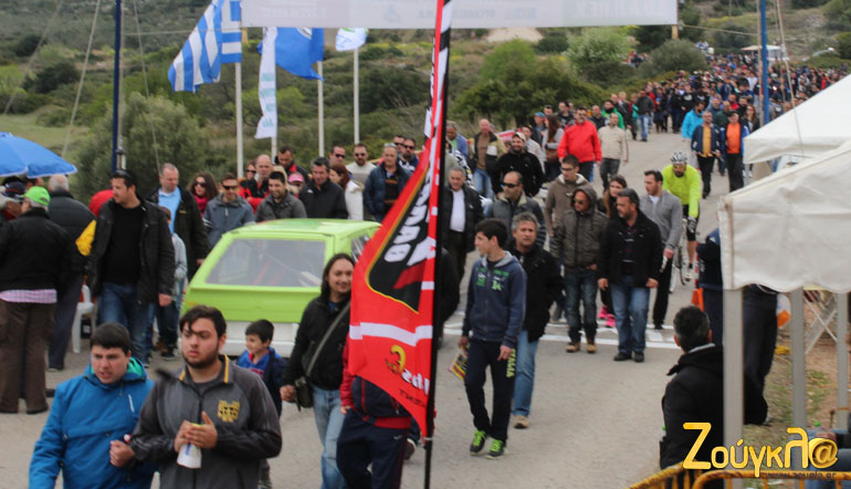 Όχι δεν είναι φωτογραφία από συλλαλητήριο στο... Σύνταγμα αλλά φωτογραφία απο την ανάβαση της Ριτσώνας