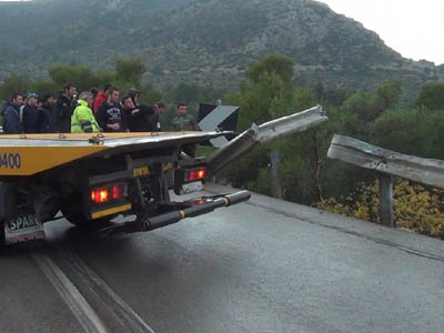 Τους φτύνουν και νομίζουν ότι… βρέχει