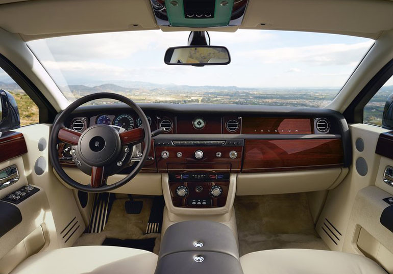Το πολυτελές εσωτερικό από μία Rolls Royce...