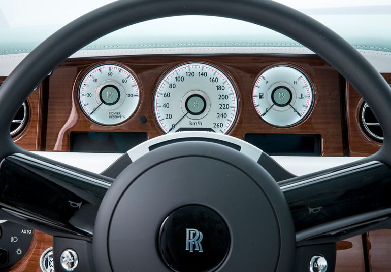 Αυτή την εικόνα θαυμάζει ο οδηγός μίας Rolls Royce Phantom