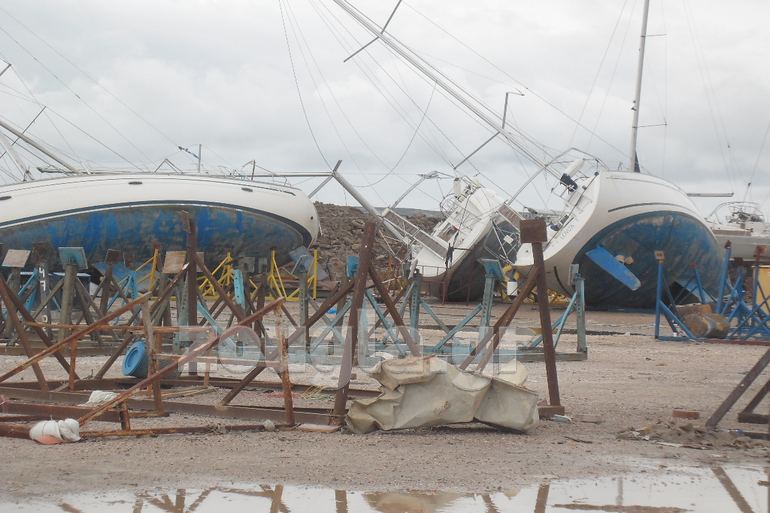 Όπως μπορείτε να δείτε οι βάσεις δεν άντεξαν και τα σκάφη βρέθηκαν στο έδαφος...